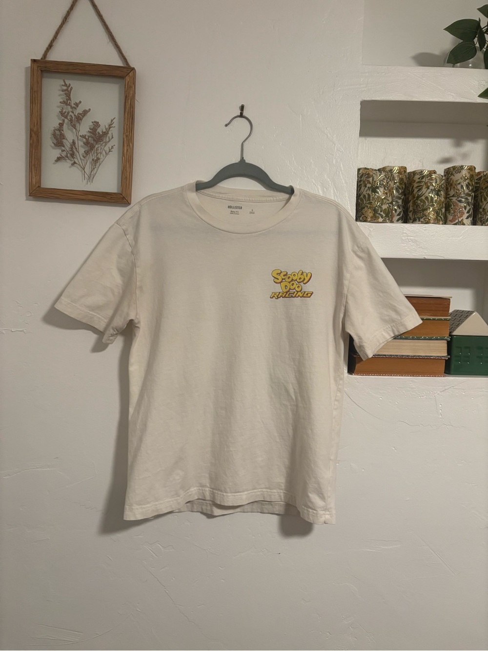 Hollister | Cream Scooby Doo Racing Graphic Tee Boxy Fit - Picture 2 of 4